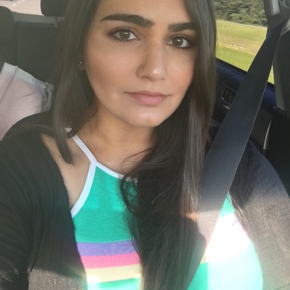 Meet your Posher, Alyssa๐ฟ๐จ๐ธ๐๐ป - Picture 3 of 6